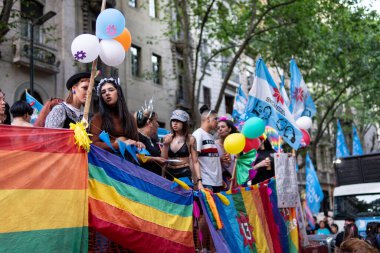 Buenos Aires, Arjantin - 04 Kasım 2023: LGBT halkı Buenos Aires 'teki XXXII onur yürüyüşünde