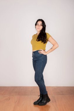 Esmer kadının tam boy stüdyo resmi.