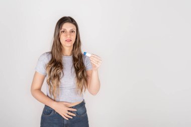 Hamilelik testi yapan genç sarışın bir kadının portresi şok etkisi yarattı.