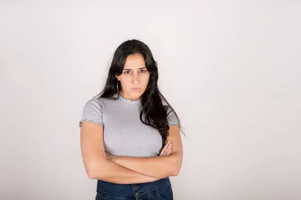 Retrato Una Joven Latina Vestida Con Una Camiseta Gris Con —  Fotos de Stock