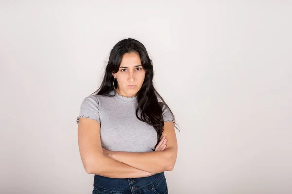 Porträtt Ung Latinsk Kvinna Klädd Grå Shirt Med Armarna Korsade Stockbild