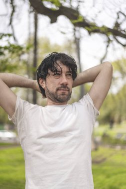 Yakışıklı, olgun, sakallı, atletik bir adamın portresi. 40 'larında, esneme egzersizi yapıyor, sabah antrenmanına hazırlanıyor.