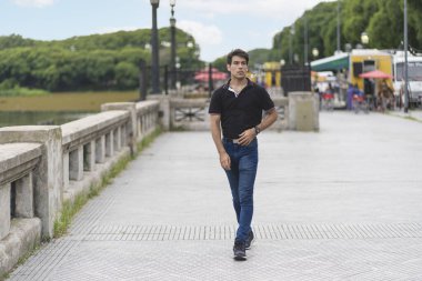 Rıhtımda yürüyen bir adam