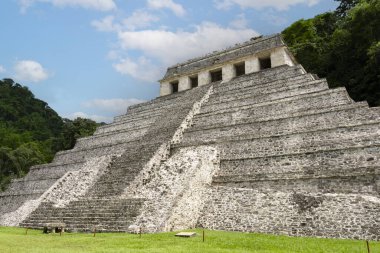 Palenque, Meksika 'nın arkeolojik kalıntılarından bir tapınak.