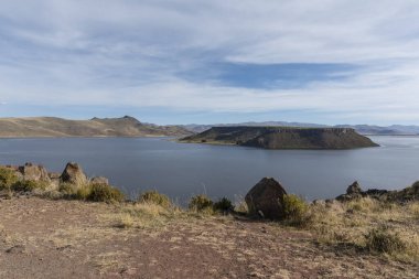 Sillustani Mezarlığı 'ndan Umayo gölü manzarası, Hatuncolla, Puno Bölgesi, Peru,