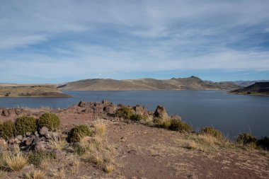 Sillustani Mezarlığı 'ndan Umayo gölü manzarası, Hatuncolla, Puno Bölgesi, Peru,
