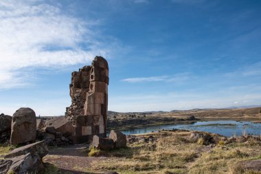 Chullpa (cenaze kulesi) Sillustani Mezarlığı, Hatuncolla, Puno Bölgesi, Peru.