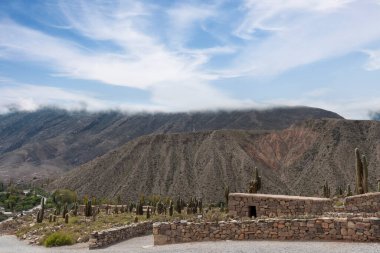 Jujuy, Arjantin 'deki bir arkeoloji şehri olan Pucara de Tilcara' dan bir manzara