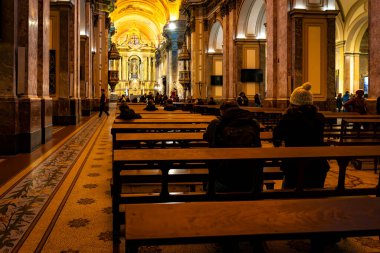 Buenos Aires, Arjantin - 02 Haziran 2024: Buenos Aires Metropolitan Katedrali 'nde namaz kılan insanlar, Buenos Aires' teki ana Katolik Kilisesi