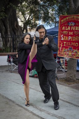 Buenos Aires, Arjantin - 02 Haziran 2024: Tango dansçıları Plaza Dorrego, San Telmo 'da.