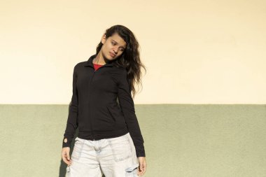 Sokakta poz veren genç kızın portresi.