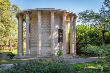 Buenos Aires, Arjantin - 17 Haziran 2024: Yeni Ecoparque manzarası, eski Buenos Aires hayvanat bahçesi. Bu bina Roma 'da bulunan Herkül Tapınağı' nın bir kopyası.