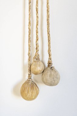 Boleadoras, bola avcısı. Bu av silahı yerli halk ve daha sonra da kızılderililer tarafından kullanıldı..