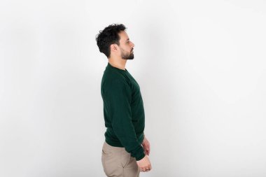 Beyaz arka planda profilde genç bir Latin adamın portresi