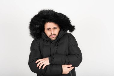 Yüzü çok soğuk olan siyah ceketli bir adam.