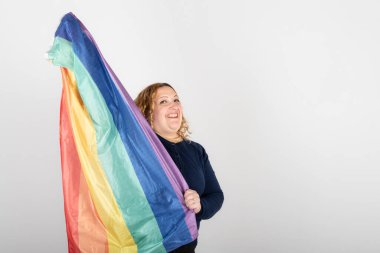LGBT gökkuşağı bayrağı tutan kadının stüdyo fotoğrafı.
