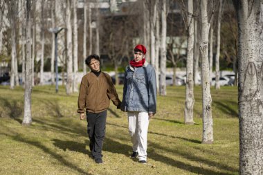 Parkta yürüyen genç eşcinsel çift