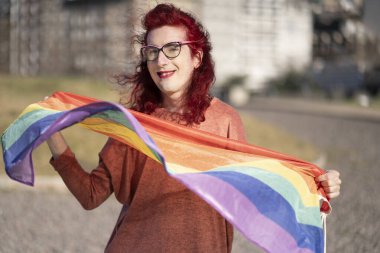 LGBT gökkuşağı bayrağı taşıyan transseksüel kadın