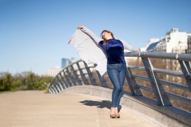  Parkta şehvetli poz veren bir kadın