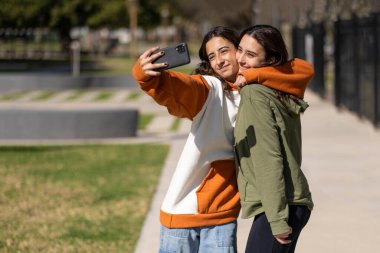 Parkta selfie çeken iki kız.