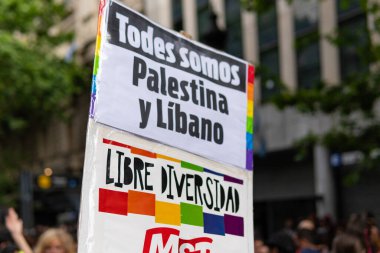 Buenos Aires, Arjantin - 02 Kasım 2024: LGBT halkı Milei hükümetini Buenos Aires 'te düzenlenen 13.
