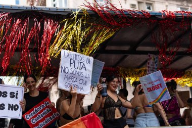 Buenos Aires, Arjantin - 02 Kasım 2024: LGBT halkı Milei hükümetini Buenos Aires 'te düzenlenen 13.