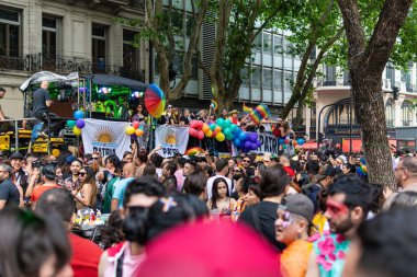 Buenos Aires, Arjantin - 02 Kasım 2024: LGBT halkı Milei hükümetini Buenos Aires 'te düzenlenen 13.