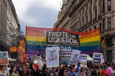 Buenos Aires, Arjantin - 02 Kasım 2024: LGBT halkı Milei hükümetini Buenos Aires 'te düzenlenen 13.