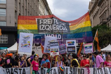 Buenos Aires, Arjantin - 02 Kasım 2024: LGBT halkı Milei hükümetini Buenos Aires 'te düzenlenen 13.