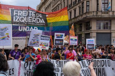Buenos Aires, Arjantin - 02 Kasım 2024: LGBT halkı Milei hükümetini Buenos Aires 'te düzenlenen 13.