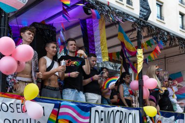 Buenos Aires, Arjantin - 02 Kasım 2024: LGBT halkı Milei hükümetini Buenos Aires 'te düzenlenen 13.