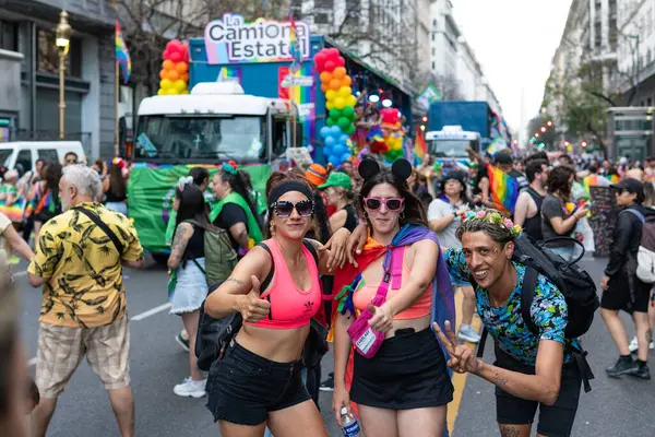 Buenos Aires, Arjantin - 02 Kasım 2024: LGBT halkı Milei hükümetini Buenos Aires 'te düzenlenen 13.