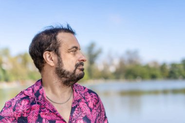 50 'li yaşlarında gölde yürüyen bir adamın portresi.