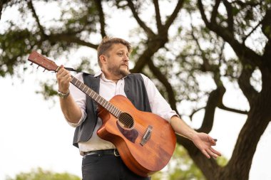 Şarkı söylerken ve gitar çalarken müzisyen hareketi