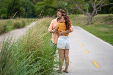 parkta sarılma Çift