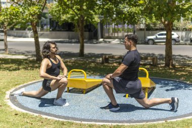 Parkta koşmaya başlamadan önce iki adam saldırıyor.