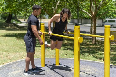 Latin erkekler paralel barlara triseps batırıyorlar.