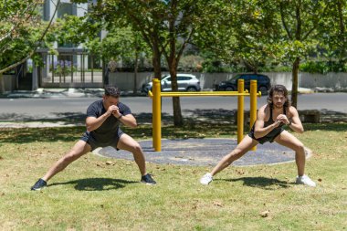 Genç Latin erkekler esneme egzersizi yapıyor.