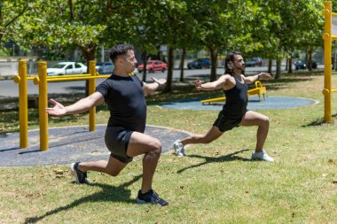 Parkta saldıran iki formda Latin adam.