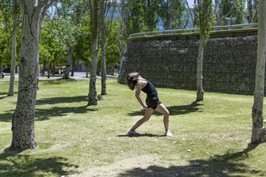Tutkulu dans eden adam parkta poz verir.