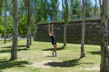 Açık havada dans eden zinde bir adam.