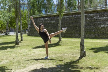 Fit adam dışarıda dans antrenmanı yapıyor.