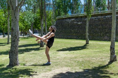 Parkta dans eden bir erkek.