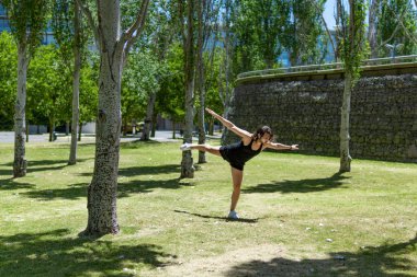 Dışarıda dans eden çekici ve atletik bir adam güzel dramatik bir gösteri sergiliyor.