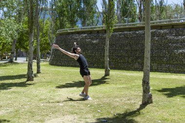 Latin adam parkta modern dans yapıyor.