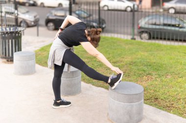 Hareket etmeye hazırlanıyor: Kadınların egzersiz öncesi esneme hareketleri