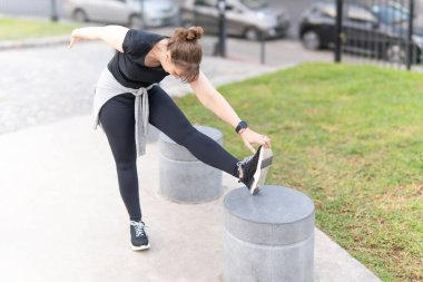 Odaklanmış esneklik: Olgun bir kadın şehir ortamında dışarıda geriniyor