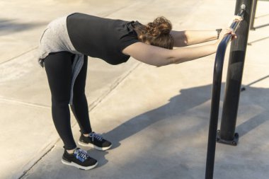 Akışını bulmak: bir kadın şehir setinde dışarı çıkıyor