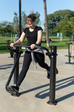 Şehir Egzersizi. Olgun bir kadın parkta spor yapıyor.