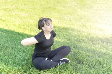 Son sınıf canlılığı: Kadın dışarıda yoga yapmanın faydalarından zevk alıyor